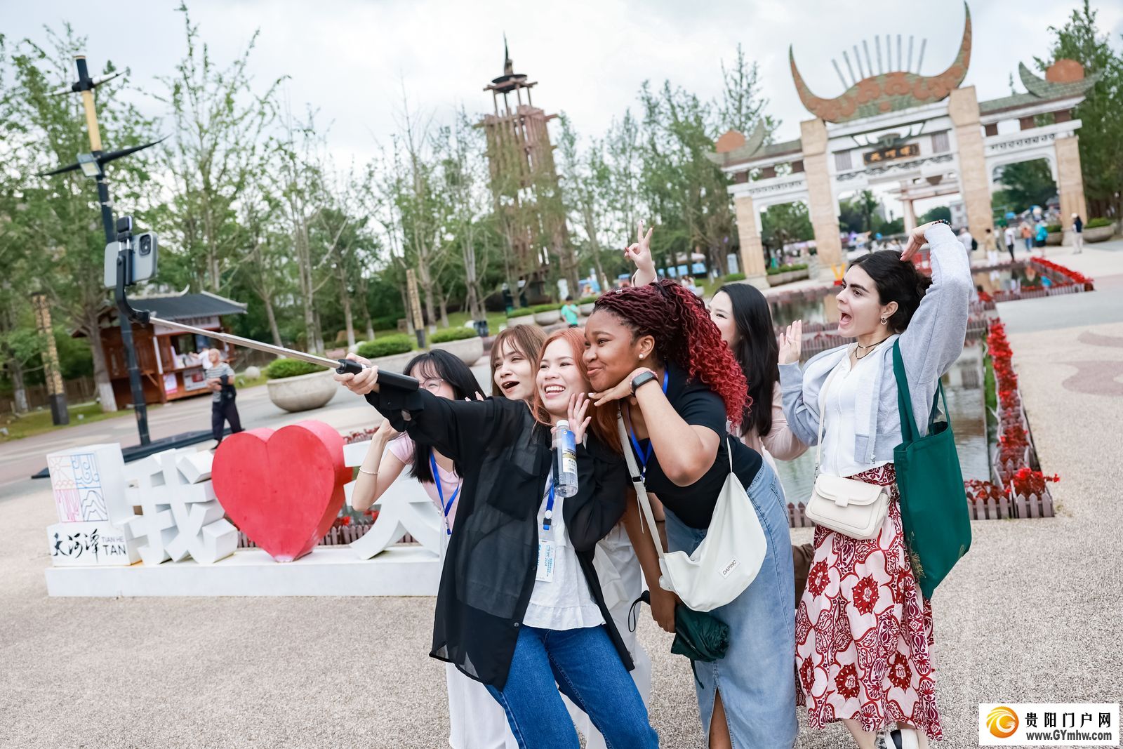 国际儒学联合会2024汉学青年学者研习营走进天河谭景区和贵阳市生态科普馆(图1) 国际儒学联合会2024汉学青年学者研习营走进天河谭景区和贵阳市生态科普馆(图1)