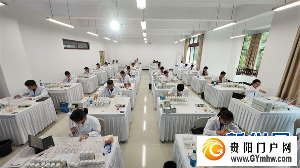 90名酒体设计师在茅台展开“舌尖上”的比拼(图2) 90名酒体设计师在茅台展开“舌尖上”的比拼(图2)