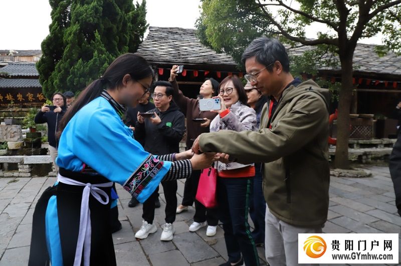 第16届海峡两岸暨港澳地区艺术论坛嘉宾走进安顺(图3) 第16届海峡两岸暨港澳地区艺术论坛嘉宾走进安顺(图3)
